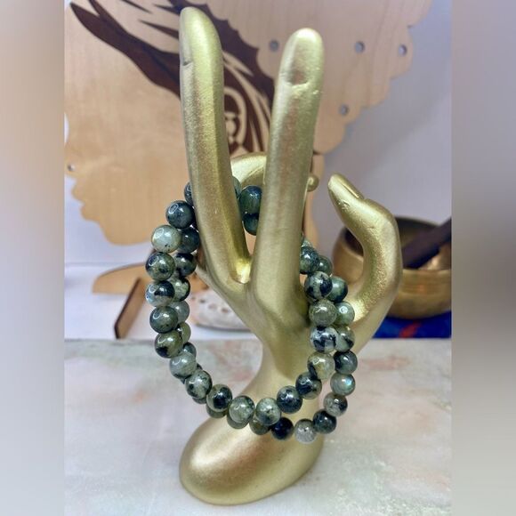 Handmade Gray Labradorite Gemstone Bead Stretch Bracelet - Picture 5 of 9